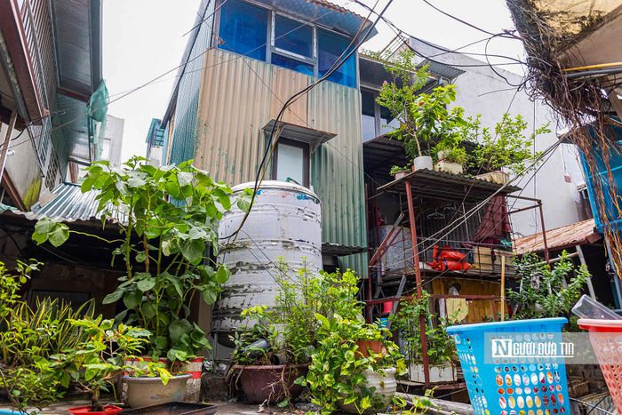 Sau nhiều thập kỷ sử dụng, các công trình bị xuống cấp nghiêm trọng, biến dạng so với thiết kế ban đầu do quá trình cơi nới và lấn chiếm kéo dài.