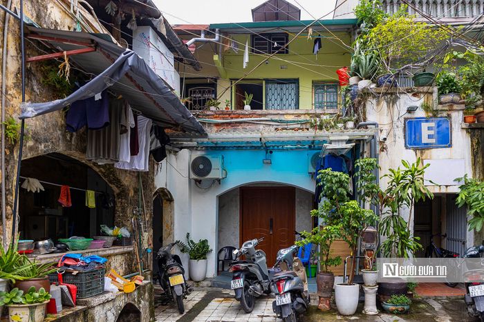 Không gian sống chật hẹp, nhiều căn hộ không có bếp và nhà vệ sinh riêng, người dân phải tận dụng hành lang để nấu ăn, sinh hoạt hằng ngày.