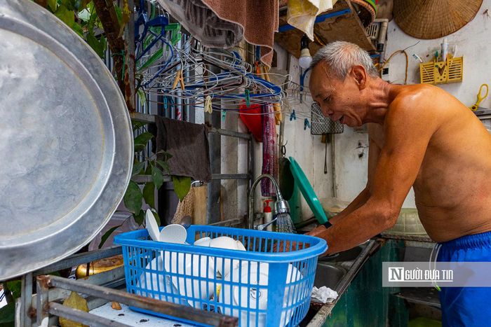 Ông Nguyễn Ngọc (71 tuổi), cư dân gắn bó với khu tập thể từ những ngày đầu cho biết, do diện tích căn hộ ban đầu chỉ khoảng 21 m², gia đình ông Ngọc phải cơi nới lên gần 40 m² để đủ chỗ cho bốn thế hệ cùng sinh sống.