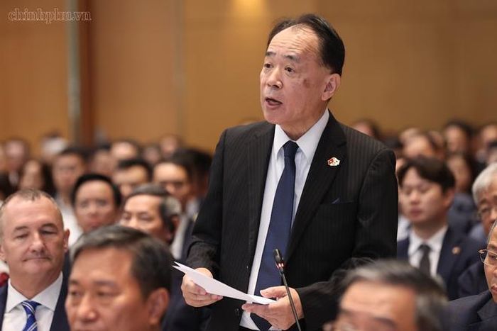 Ông Tsuchibashi Akito - Tổng Giám đốc Công ty TNHH Điện tử Meiko Việt Nam, Chủ tịch JCCI (phải) và ông Ko Tea Yeon - Chủ tịch KoCham (trái) phát biểu (Ảnh: VGP).