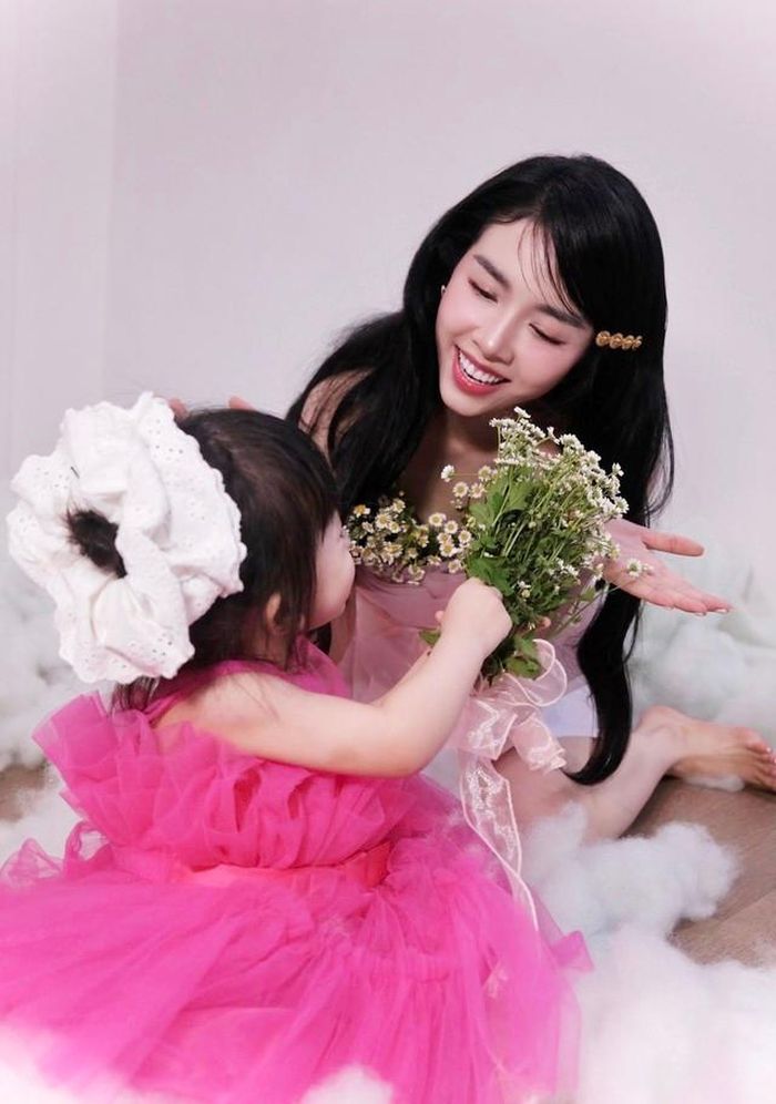 Nàng hậu cùng con.
