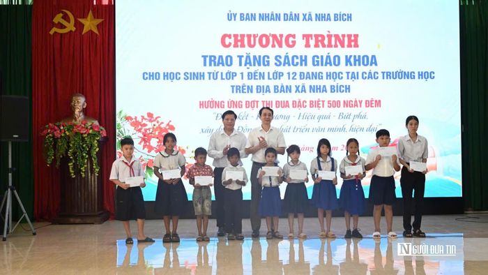 Lãnh đạo thành phố Đồng Nai và lãnh đạo xã Nha Bích trao tặng các suất học bổng cho học sinh có hoàn cảnh khó khăn, động viên các em vươn lên trong học tập.