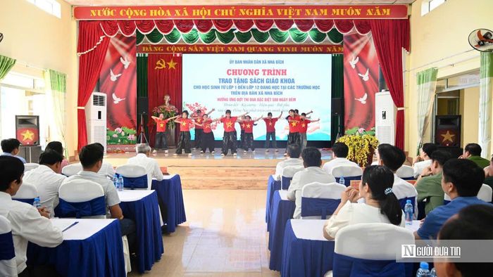 Toàn cảnh Chương trình trao tặng sách giáo khoa cho học sinh từ lớp 1 đến lớp 12 trên địa bàn xã Nha Bích.
