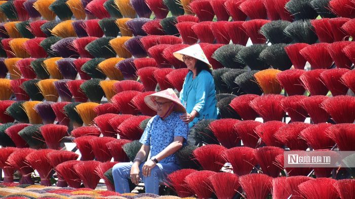 Hợp tác xã Dịch vụ Du lịch làng nghề Tăm hương Quảng Phú Cầu đã tạo nhiều không gian cho du khách chụp ảnh.