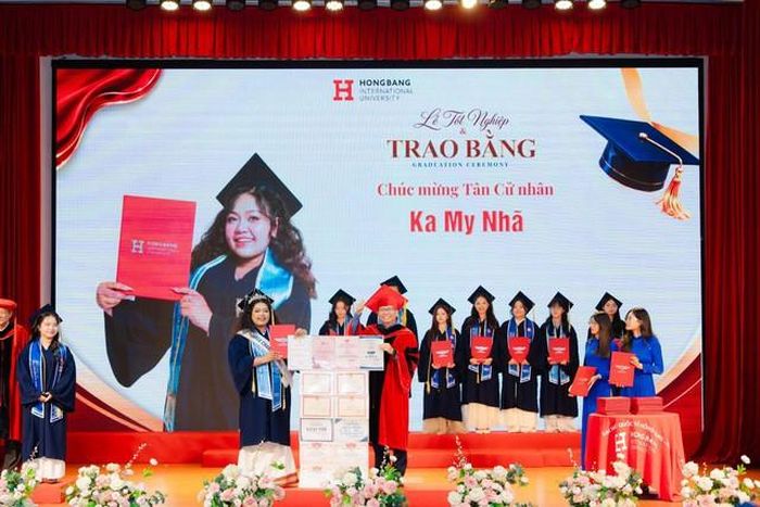 Tân cử nhân HIU nhận bằng tốt nghiệp và chia sẻ niềm vui cùng những thành tích nổi bật đạt được trong quá trình học tập.