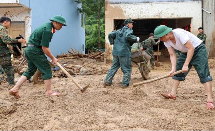 Hơn 300 cán bộ, chiến sỹ công an, quân đội cùng các lực lượng tại chỗ được huy động đến hiện trường, hỗ trợ người dân dọn dẹp bùn đất, thu gom tài sản, tham gia tìm kiếm các nạn nhân mất tích cũng như khắc phục sự cố hư hỏng Quốc lộ 32.