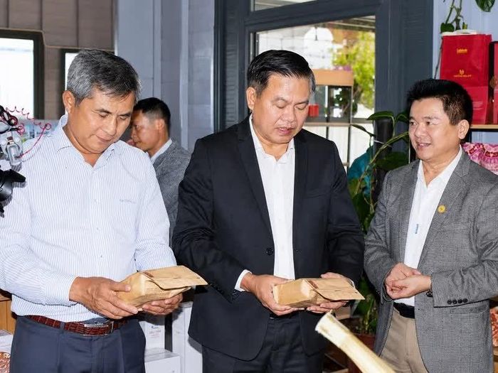 Ông Nguyễn Phục Quốc - Chủ tịch Hội Doanh nghiệp Lạc Dương (bìa phải) giới thiệu sản phẩm cà phê của địa phương với lãnh đạo Hiệp hội Doanh nghiệp tỉnh Lâm Đồng.
