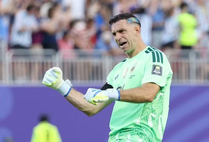 Thủ môn Emiliano "Dibu" Martínez cắt tóc, nhuộm thành hình lá quốc kỳ ở bên trái đầu giống như đã làm tại Qatar năm 2022. Ảnh: Sohu.