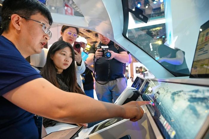 Khách tham quan trải nghiệm khoang lái kỹ thuật số tại Triển lãm Ô tô Thượng Hải 2025. Ảnh: SCMP.