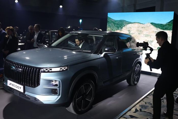 Mẫu SUV Jaecoo 7 của Chery trong sự kiện ra mắt tại Anh. Ảnh: Reuters.