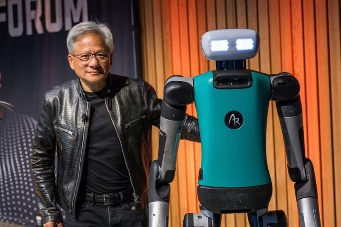 CEO Nvidia xuất hiện bên robot hình người Digit tại một sự kiện công nghệ. Ảnh: Agility Robotics.