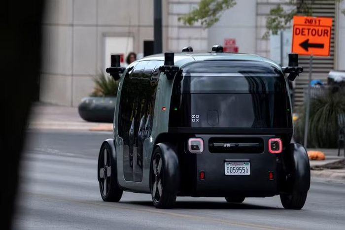 Robotaxi Zoox hoạt động trên đường phố Texas, Mỹ. Ảnh: Reuters.