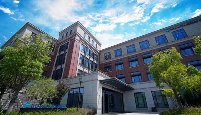 Công ty Maxone Semiconductor (Tô Châu) đang phất lên như diều sau 1 năm lên sàn thì vợ chồng ông chủ ly hôn, gây tác động mạnh đến tâm lý nhà đầu tư khiến cổ phiếu giảm giá mạnh. Ảnh: Sina.