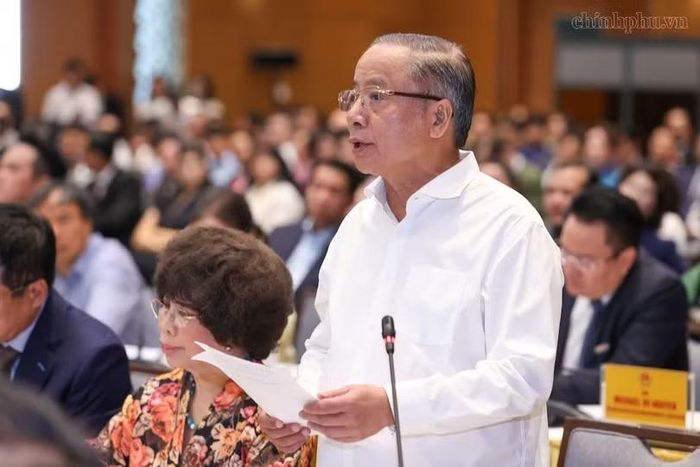 Ông Nguyễn Văn Thân, Chủ tịch Hiệp hội doanh nghiệp nhỏ và vừa, nêu ý kiến tại hội nghị. Ảnh: VGP.