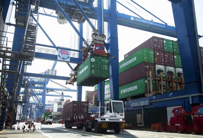 Bốc dỡ hàng hóa trên Cảng Cát Lái (phường Cát Lái) thuộc hệ thống Cảng biển TPHCM. (Ảnh: Hồng Đạt/TTXVN)