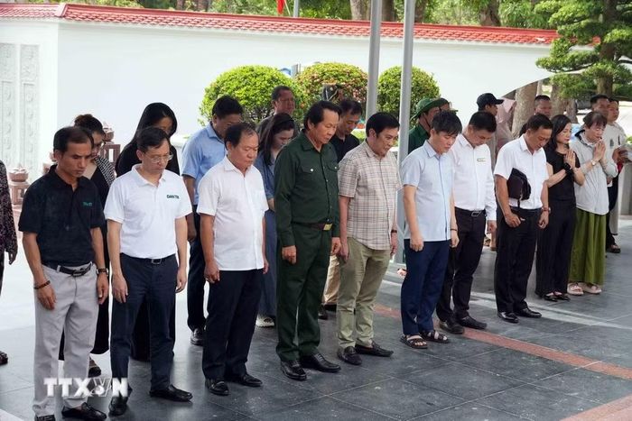 Đoàn công tác Trung ương Hội Cựu Thanh niên xung phong Việt Nam dành phút mặc niệm tưởng nhớ các anh hùng, liệt sỹ. (Ảnh: Hữu Quyết/TTXVN)