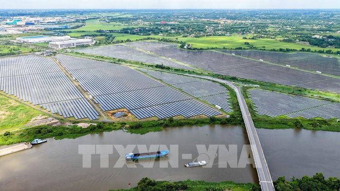 Hệ thống điện năng lượng mặt trời áp mái được lắp đặt tại Khu công nghiệp Thành Thành Công, phường Trảng Bàng, tỉnh Tây Ninh. Ảnh: Minh Phú - TTXVN