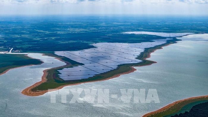 Dự án điện mặt trời hồ Dầu Tiếng tại xã Dương Minh Châu, tỉnh Tây Ninh được đánh giá là tổ hợp nhà máy năng lượng mặt trời lớn nhất Đông Nam Á. Ảnh: Minh Phú - TTXVN