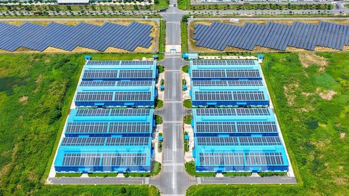 Hệ thống điện năng lượng mặt trời áp mái trên các nhà xưởng tại Khu công nghiệp Thành Thành Công, phường Trảng Bàng, tỉnh Tây Ninh, góp phần nâng cao hiệu quả sử dụng năng lượng và hướng tới phát triển công nghiệp xanh, bền vững. Ảnh: Minh Phú - TTXVN