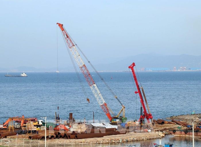 Tập đoàn Trungnam triển khai thi công bến cảng 1B - Cảng biển tổng hợp tại xã Cà Ná, tỉnh Khánh Hòa. Ảnh: Công Thử - TTXVN\