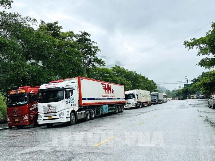 Phương tiện vận tải hàng hóa tập kết, chờ làm thủ tục xuất, nhập khẩu tại Cửa khẩu quốc tế Thanh Thủy (Tuyên Quang). Ảnh: Minh Tâm - TTXVN 