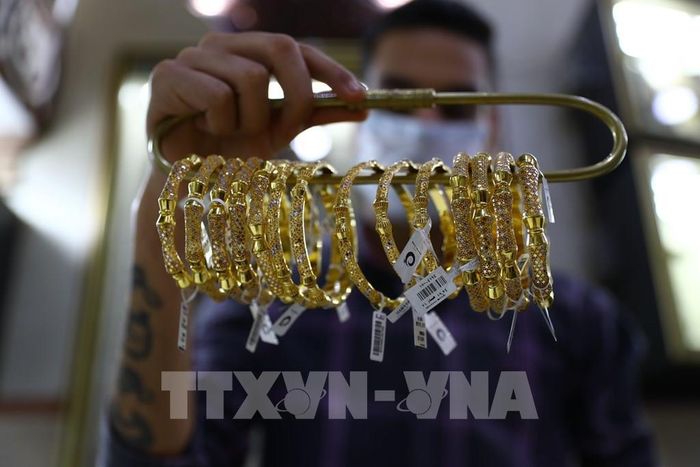 Trang sức vàng được bày bán tại cửa hàng ở Cairo, Ai Cập. Ảnh: THX/TTXVN