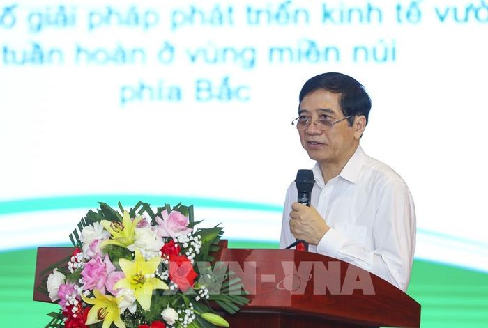 Tiến sĩ Lê Văn Đức, Hội Làm vườn Việt Nam trình bày tham luận về thực trạng sản xuất và một số giải pháp phát triển kinh tế vườn tuần hoàn ở vùng miền núi phía Bắc. Ảnh: Xuân Tư - TTXVN