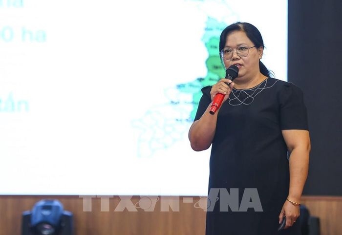 Thạc sĩ Đinh Thị Tiếu Oanh, Viện Khoa học Kỹ thuật Nông Lâm nghiệp Tây Nguyên trình bày tham luận về công nghệ chế biến, bảo quản sau thu hoạch nhằm gia tăng giá trị và phát triển bền vững một số nông sản chủ lực tỉnh Điện Biên. Ảnh: Xuân Tư - TTXVN