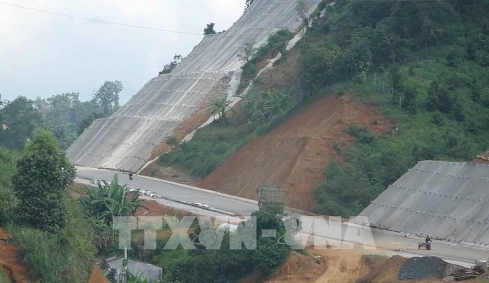 Các phương tiện lưu thông trên tuyến cao tốc Đồng Đăng – Trà Lĩnh đang thi công thuộc địa phận tỉnh Lạng Sơn. Ảnh: TTXVN phát