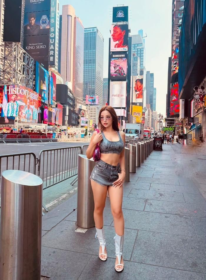 Những hình ảnh Huyền Baby "thả dáng" giữa đường phố New York gây sốt mạng xã hội.
