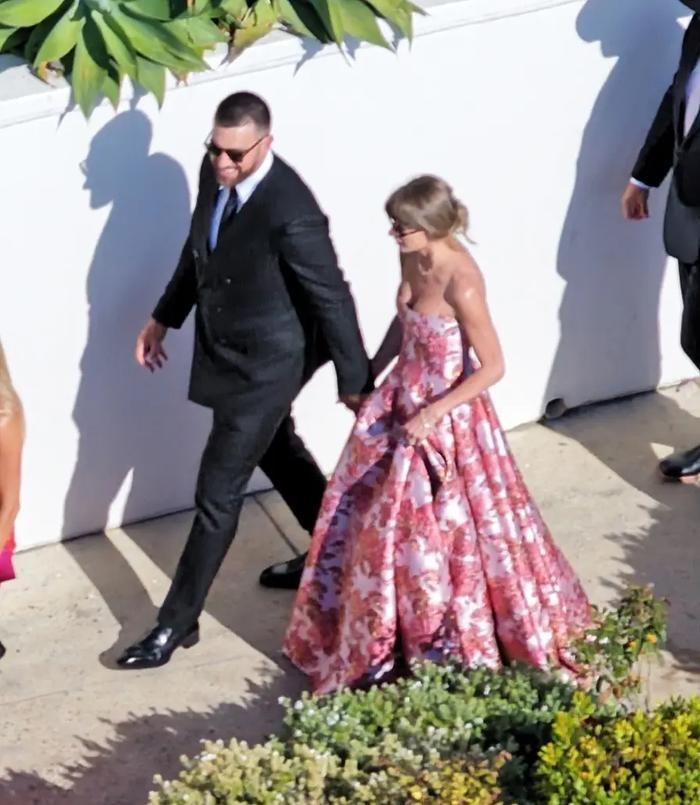 Taylor Swift và Travis Kelce đã tham dự hôn lễ của JuJu Smith-Schuster và Laura Kruk vào cuối tuần trước.