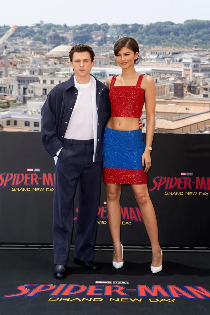 Tom Holland và Zendaya công khai hẹn hò vào năm 2021 sau khi quen biết từ phim trường Spider-Man: Homecoming năm 2016.