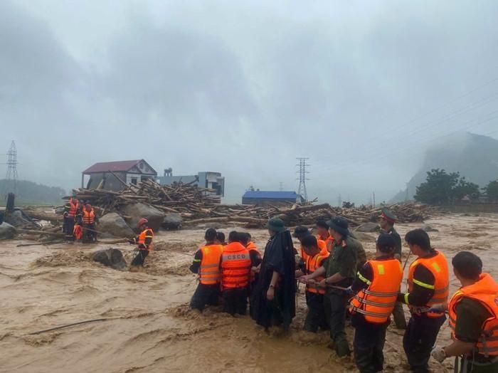 Phòng Cảnh sát cơ động tham gia hỗ trợ khắc phục hậu quả mưa lũ tại xã Mường Than, tỉnh Lai Châu. Ảnh: Công an tỉnh Lai Châu
