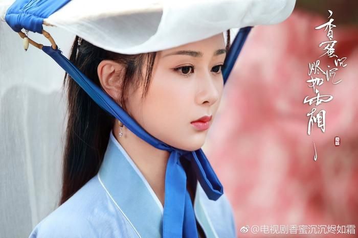 Hương Mật Tựa Khói Sương là một trong những bộ phim tiên hiệp tạo sức ảnh hưởng lớn nhờ câu chuyện tình ngược luyến giữa Cẩm Mịch và Hỏa thần Húc Phượng. Vì bị uống Vẫn Đan từ nhỏ nên Cẩm Mịch không hiểu thế nào là tình yêu, dẫn đến hàng loạt bi kịch, trong đó có việc vô tình sát hại người mình yêu. Sau khi sự thật được hé lộ, hành trình chuộc lỗi và bảo vệ những người thân yêu của nàng trở thành điểm nhấn giàu cảm xúc của bộ phim.