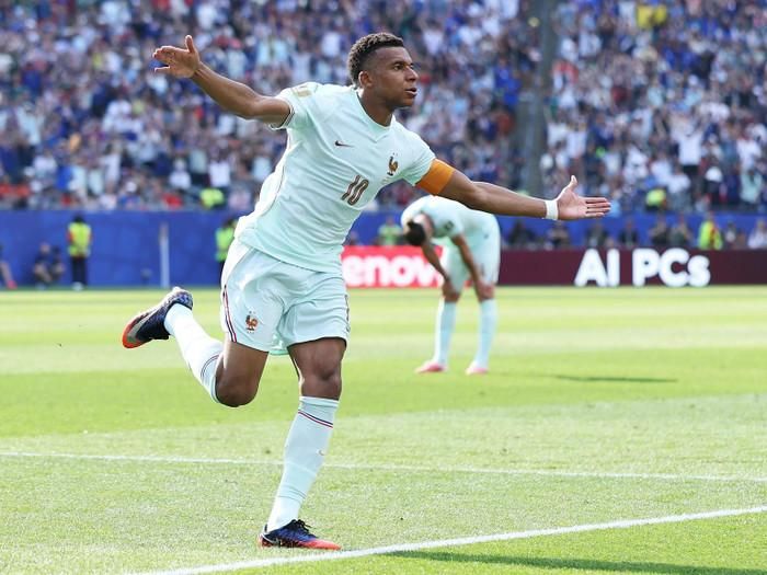 Messi tạm dẫn Mbappe, nhưng cuộc đua Chiếc giày vàng World Cup 2026 vẫn chưa thể ngã ngũ trước hai trận cuối. Ảnh: FIFA