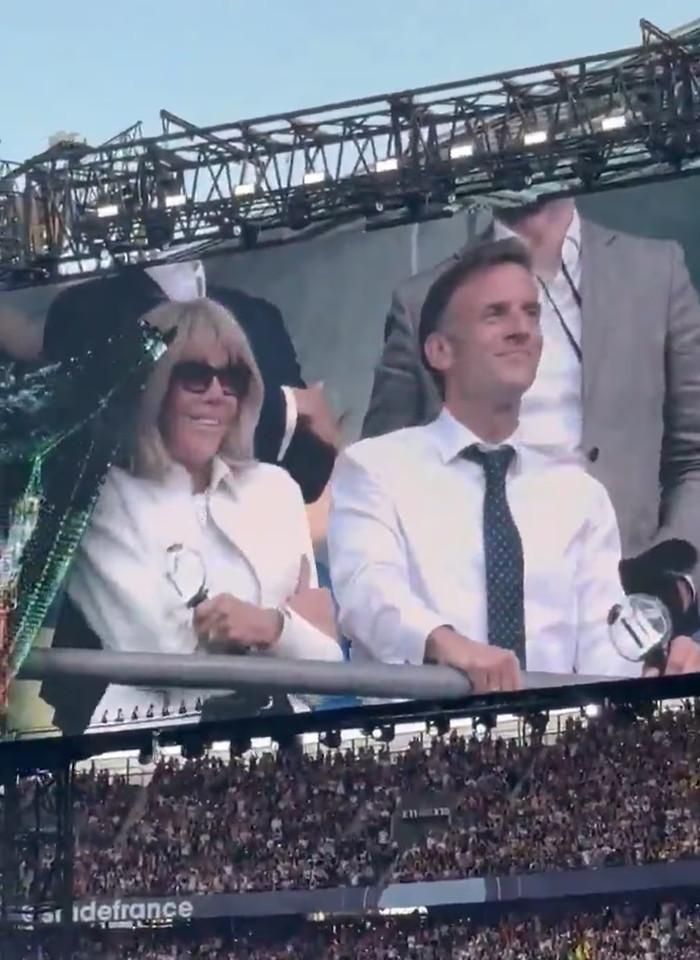 Tổng thống Macron và phu nhân xem buổi hòa nhạc của nhóm nhạc BTS tại sân vận động Stade de France ở Saint-Denis, gần Paris, vào ngày 17 (giờ địa phương). (Ảnh: X)