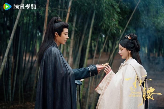 Chuyển thể từ tiểu thuyết của Bồng Lai Khách, Khom Lưng do Tống Tổ Nhi và Lưu Vũ Ninh đảm nhận vai chính. Bộ phim mở đầu bằng một cuộc hôn nhân chính trị giữa Tiểu Kiều và Ngụy Thiệu - vị tướng quân mang mối hận sâu sắc với gia tộc nàng. Trong những ngày đầu chung sống, cả hai luôn đề phòng lẫn nhau bởi quá khứ đầy thù hận. Tuy nhiên, bằng sự thông minh, nhẫn nại và lòng bao dung, Tiểu Kiều từng bước thay đổi cách nhìn của Ngụy Thiệu, giúp khoảng cách giữa hai người dần được xóa bỏ. Không chỉ kể câu chuyện tình yêu phát triển sau hôn nhân, tác phẩm còn khắc họa hành trình hóa giải hận thù và cùng nhau gánh vác vận mệnh thời loạn.