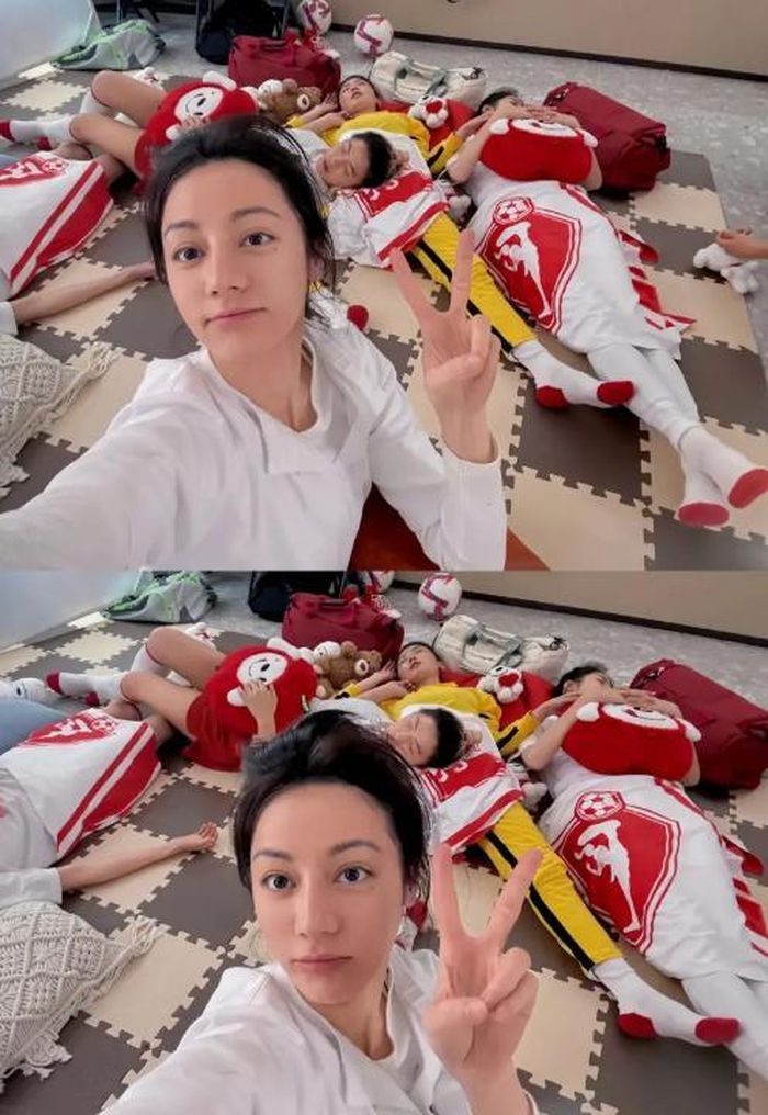 Dàn diễn viên cùng ê-kíp sản xuất rạng rỡ ghi lại kỷ niệm đẹp sau những giờ ghi hình căng thẳng. Ảnh: Sohu