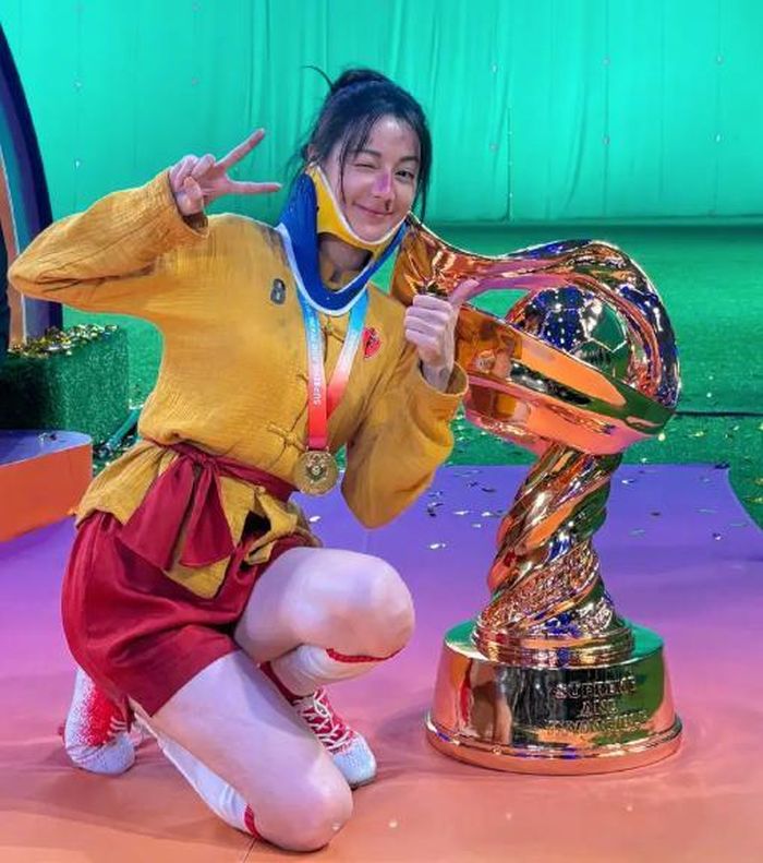 Địch Lệ Nhiệt Ba tự tin khoe tạo hình bầm dập nhưng vẫn cực kỳ rạng rỡ ở hậu trường phim mới. Ảnh: Sohu
