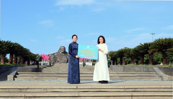 Chủ tịch Hội LHPN Việt Nam Lê Thị Thủy (bên trái) trao biển tượng trưng hỗ trợ 100 suất quà dành cho các gia đình chính sách trên địa bàn TP Đà Nẵng. Chủ tịch Hội LHPN TP Đà Nẵng Hoàng Thị Thu Hương đại diện Hội LHPN TP Đà Nẵng tiếp nhận tại chương trình.