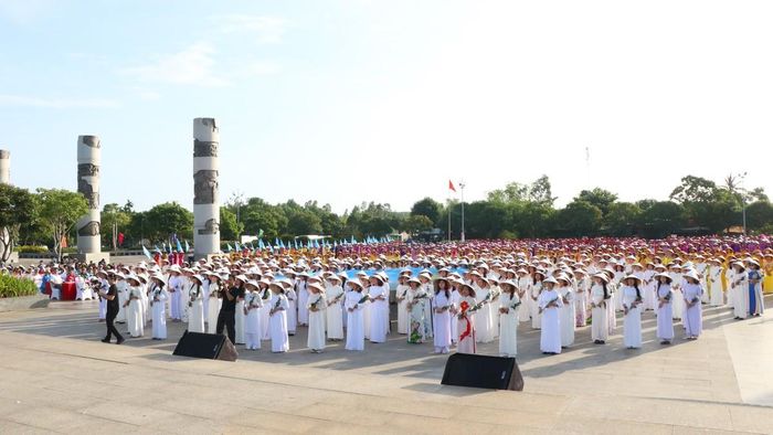 Hơn 1.500 cán bộ, hội viên phụ nữ Đà Nẵng tham gia chương trình chương trình "Dưới bóng Tượng đài - Phụ nữ Đà Nẵng dâng đóa cúc trắng tri ân Mẹ Việt Nam anh hùng" tại Quần thể Tượng đài Mẹ Việt Nam anh hùng (phường Quảng Phú, TP Đà Nẵng), thể hiện lòng tri ân sâu sắc, đạo lý "Uống nước nhớ nguồn" trong dịp lễ kỷ niệm 79 năm Ngày Thương binh - Liệt sĩ (27/7/1947 - 27/7/2026)