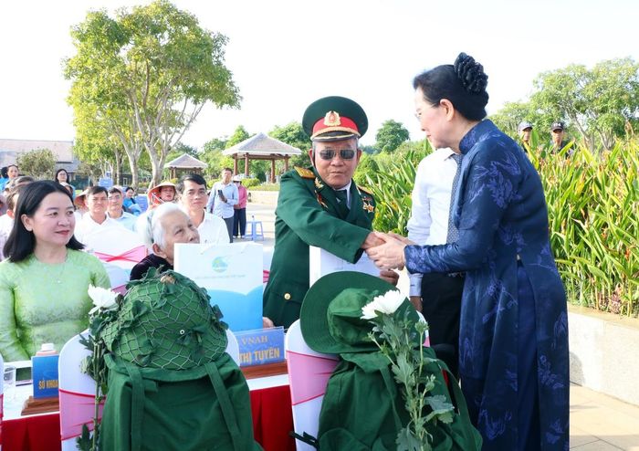 Chủ tịch Hội LHPN Việt Nam Lê Thị Thủy (bìa phải) thăm hỏi Anh hùng Lực lượng vũ trang nhân dân tại chương trình "Dưới bóng Tượng đài" sáng 18/7