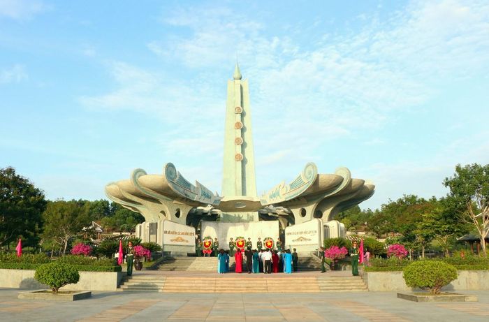 Đoàn công tác dâng hoa, dâng hương tại Tượng đài Liệt sĩ, bày tỏ lòng biết ơn sâu sắc đối với các anh hùng liệt sĩ đã hy sinh vì độc lập, tự do của Tổ quốc.