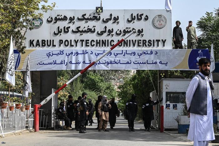 Lực lượng Taliban bên ngoài một trường đại học ở Kabul.