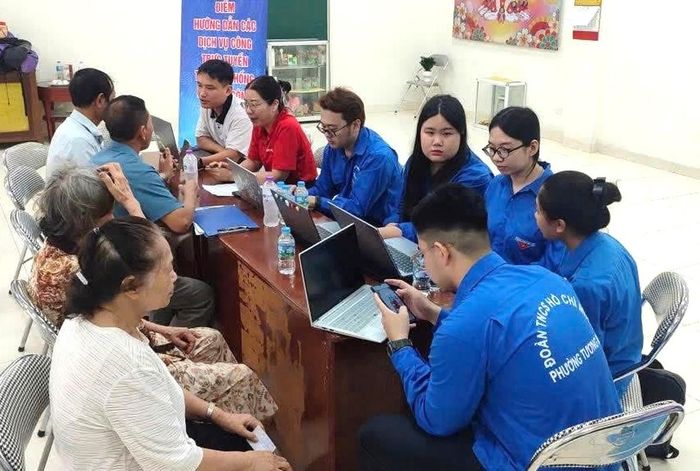 Đoàn viên thanh niên phường Tương Mai, TP. Hà Nội hướng dẫn người dân tại các tổ dân phố sử dụng ứng dụng số. Ảnh: CTV