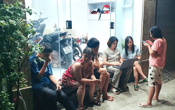 Cán bộ thôn đến nhà hướng dẫn người dân sử dụng dịch vụ công trực tuyến. Ảnh: CTV