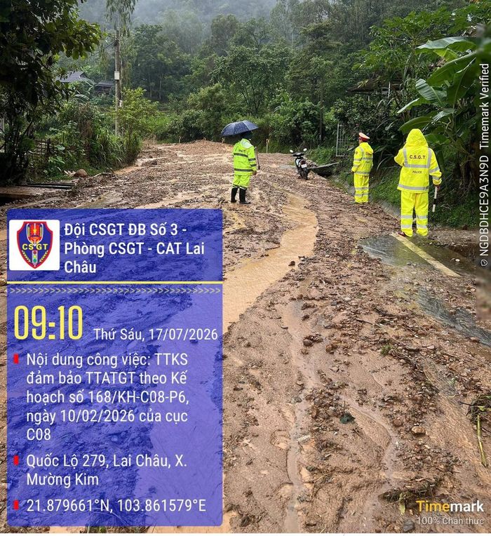 Lực lượng Cảnh sát giao thông phân luồng, điều tiết và cắm biển cảnh báo tại các khu vực nguy hiểm (nguồn ảnh: Cổng thông tin Bộ Công an)