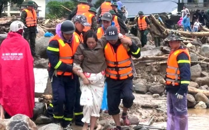 Lực lượng cứu hộ di dời người dân ra khỏi vùng bị lũ cô lập