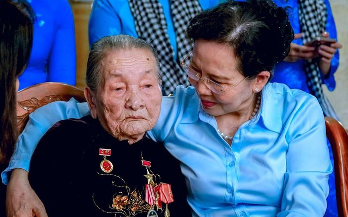 Chủ tịch Hội LHPN Việt Nam Lê Thị Thủy (bên phải) bày tỏ lòng biết ơn sâu sắc trước những cống hiến, hy sinh của Mẹ Việt Nam anh hùng Nguyễn Thị Suyền.