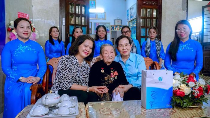 Chủ tịch Hội LHPN Việt Nam Lê Thị Thủy cùng cán bộ, hội viên phụ nữ TP Đà Nẵng chụp ảnh lưu niệm với Mẹ Việt Nam anh hùng Nguyễn Thị Suyền.